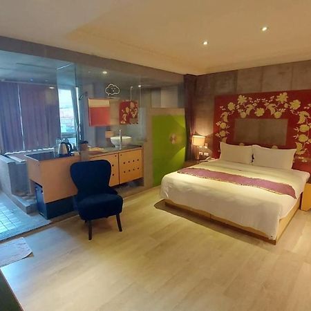 Jungle City Motel Chiayi Buitenkant foto