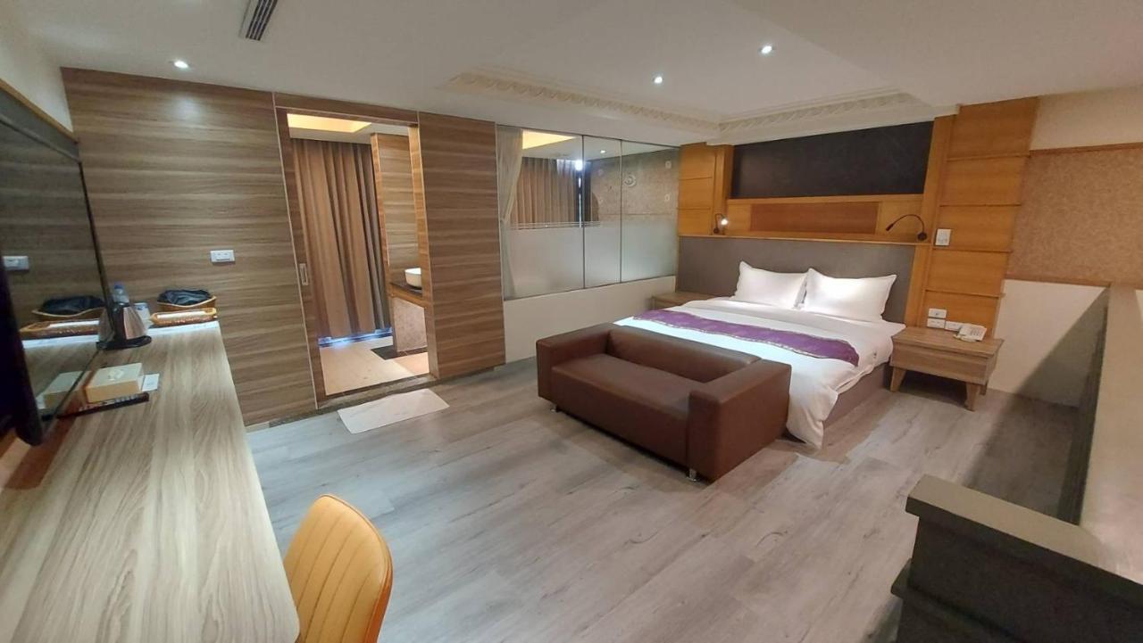 Jungle City Motel Chiayi Buitenkant foto
