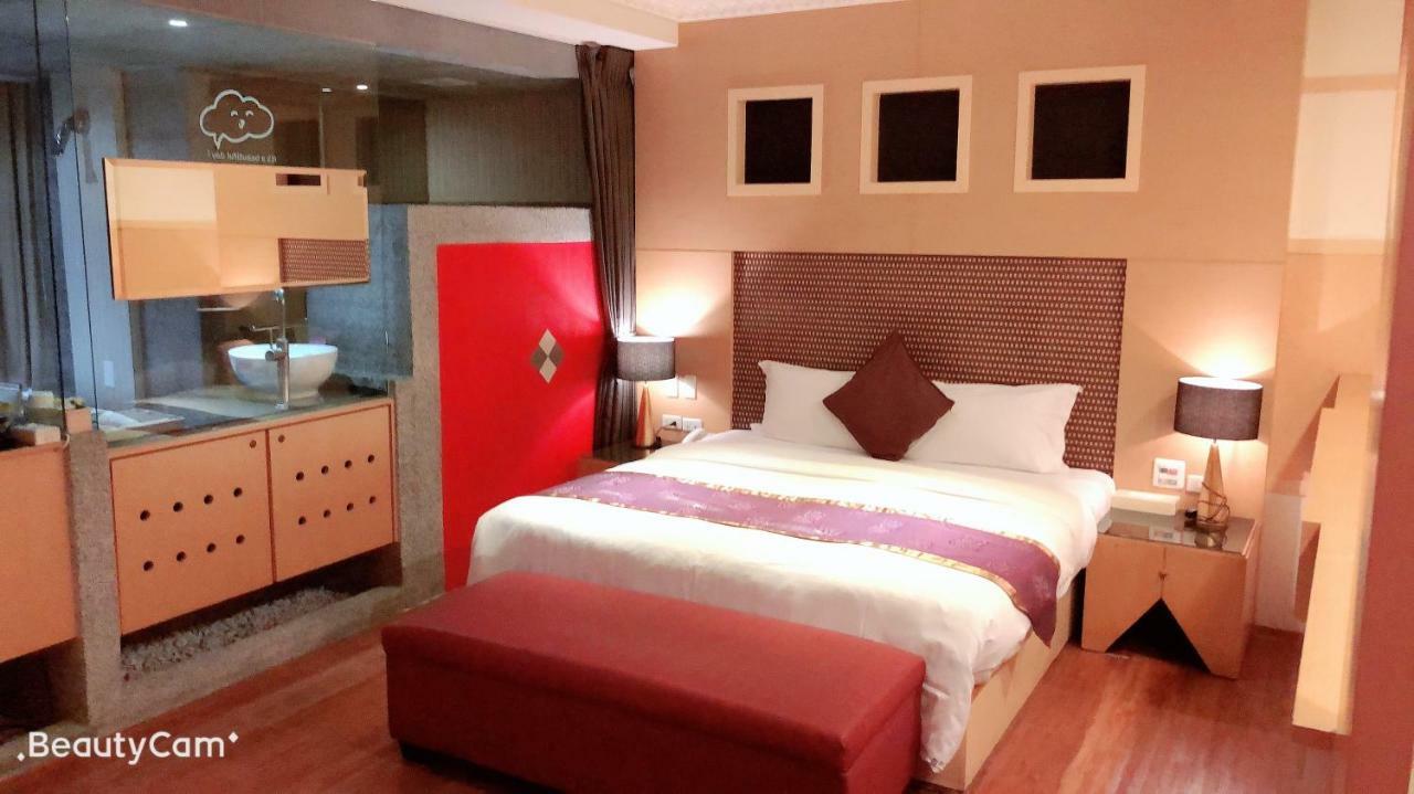 Jungle City Motel Chiayi Buitenkant foto