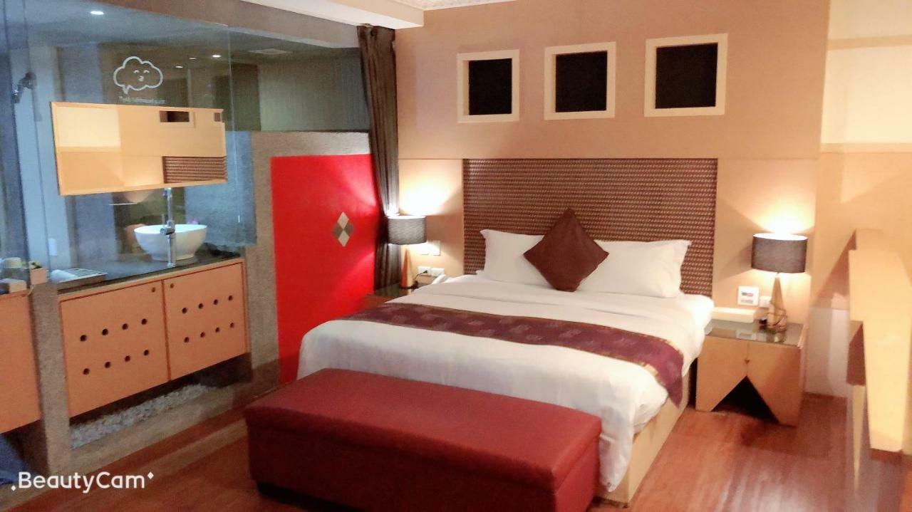 Jungle City Motel Chiayi Buitenkant foto