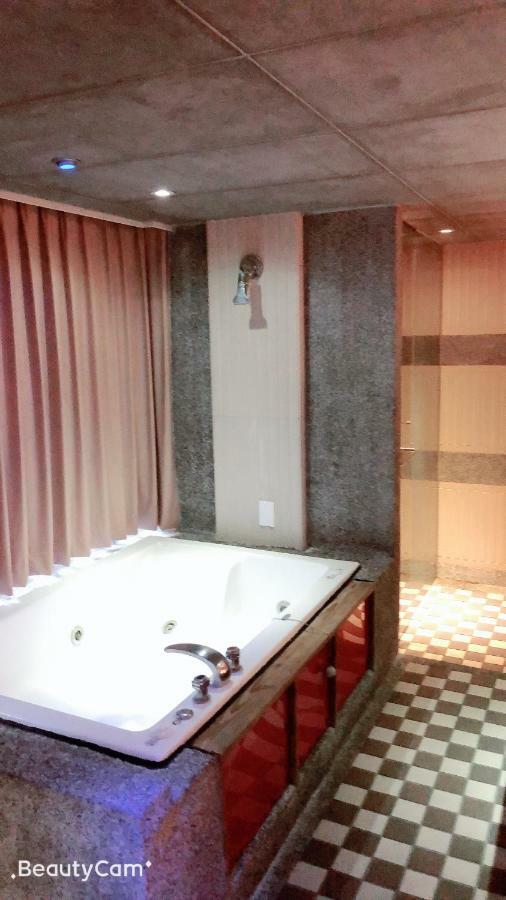 Jungle City Motel Chiayi Buitenkant foto